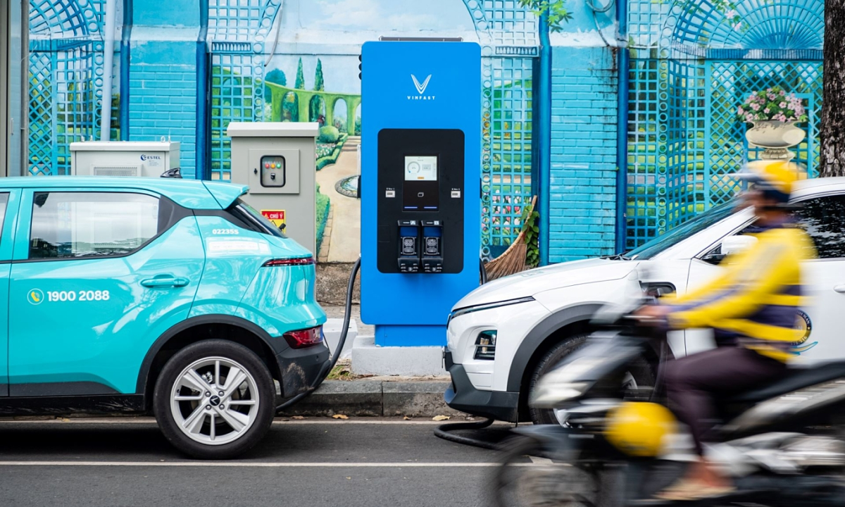 Công ty của ông Phạm Nhật Vượng đề xuất bỏ giá sạc giờ cao điểm cho xe điện