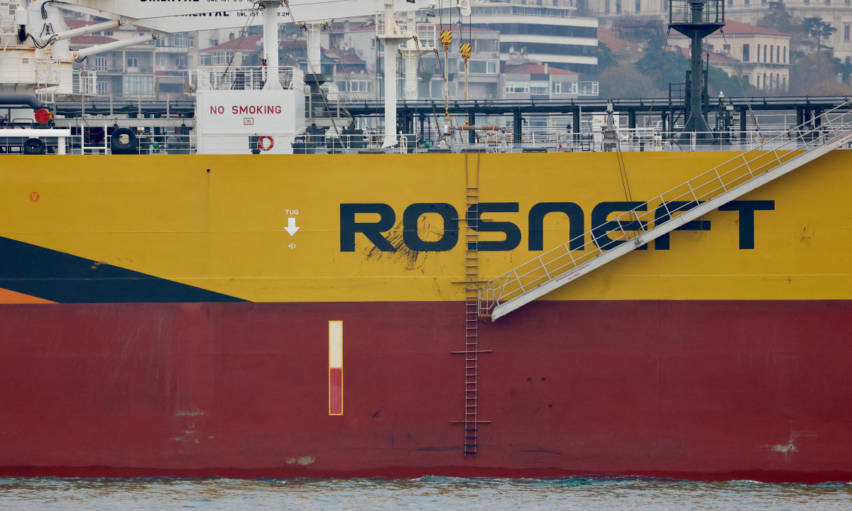 Giá dầu tăng vọt vì Mỹ trừng phạt 2 hãng dầu lớn nhất Nga