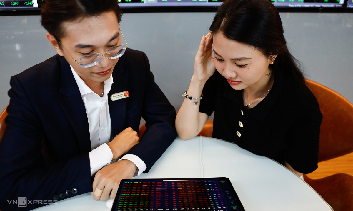 Chứng khoán giảm mạnh cuối phiên