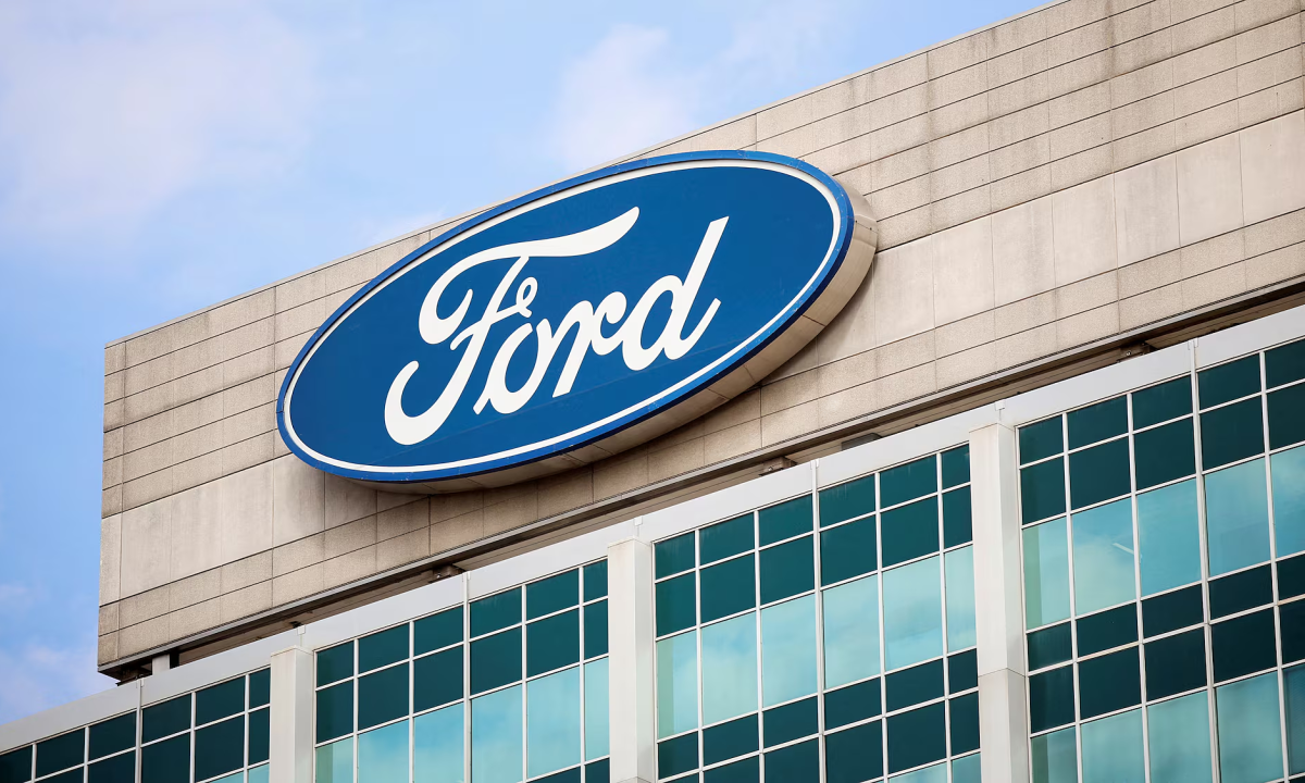 Ford GM tự mua xe của mình để hưởng ưu đãi xe điện ngày chót