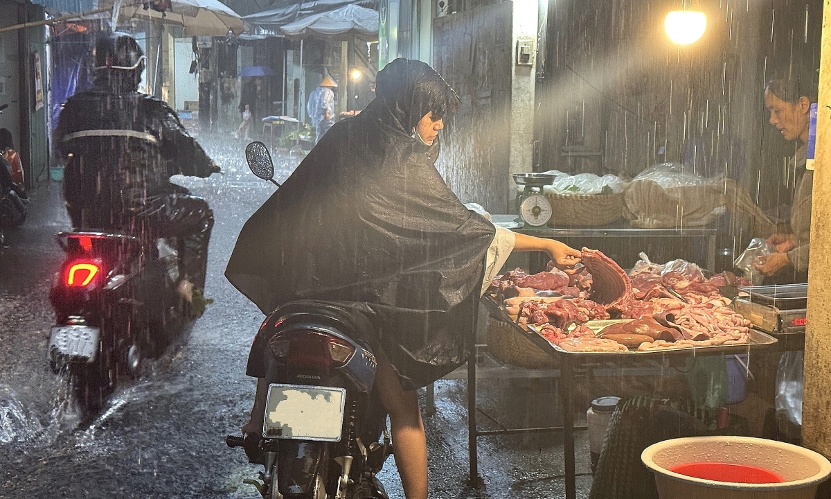 Hàng quán đóng cửa xoay xở tránh mưa ngập vì bão Bualoi