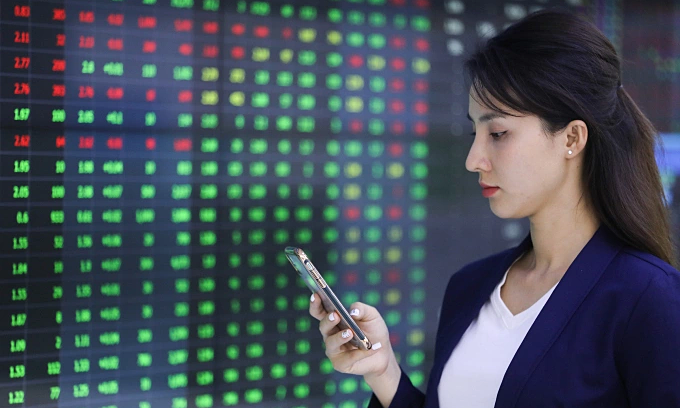 Khối ngoại bán ròng hơn 100 000 tỷ trên thị trường chứng khoán