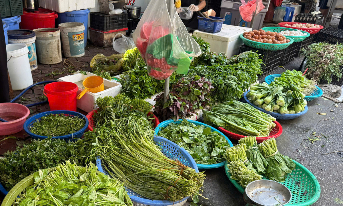 Rau xanh ở chợ tăng giá gấp đôi sau bão Bualoi