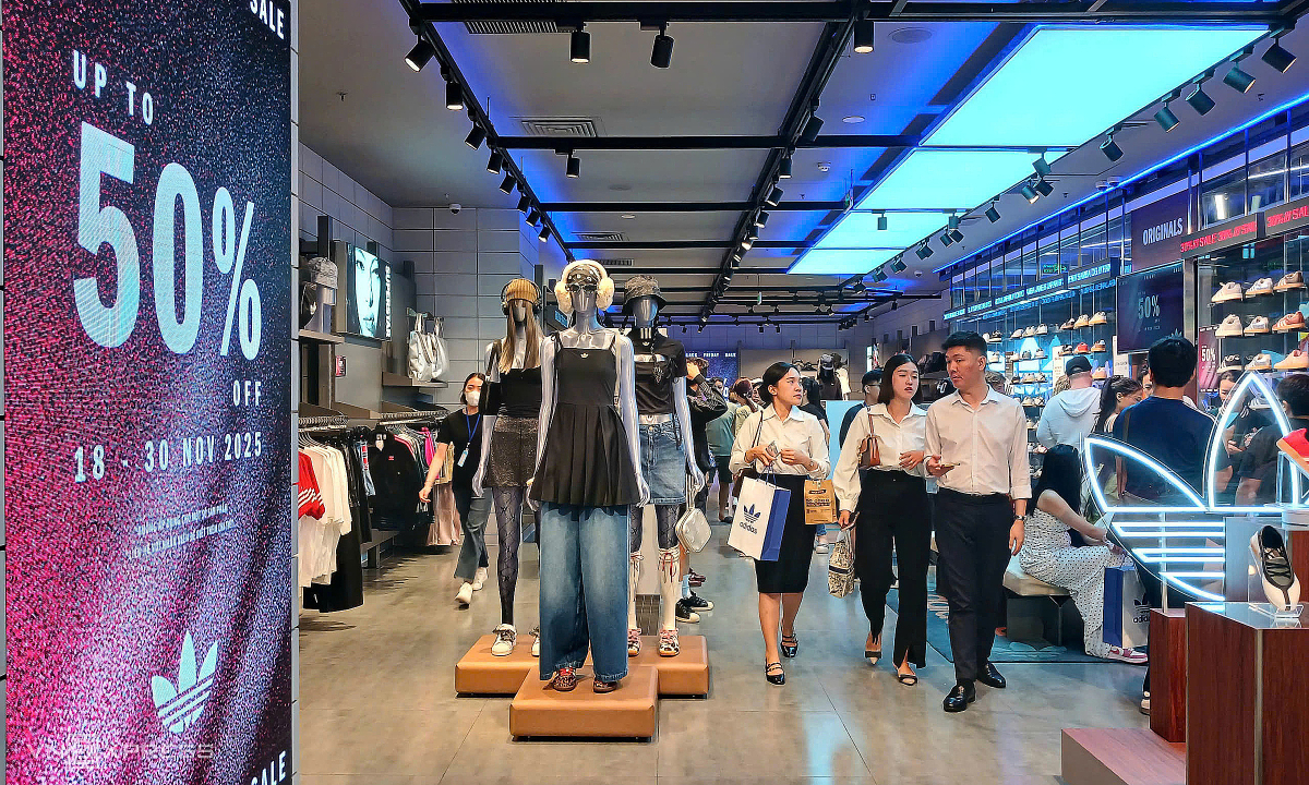 Săn hàng hiệu giảm giá sâu trước ngày Black Friday