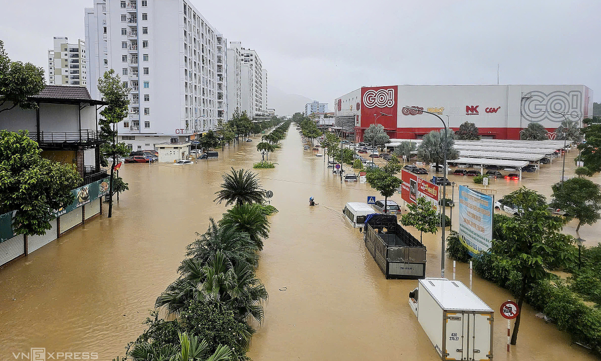 Rau xanh hải sản từ miền Trung Tây Nguyên bị gián đoạn vì lũ