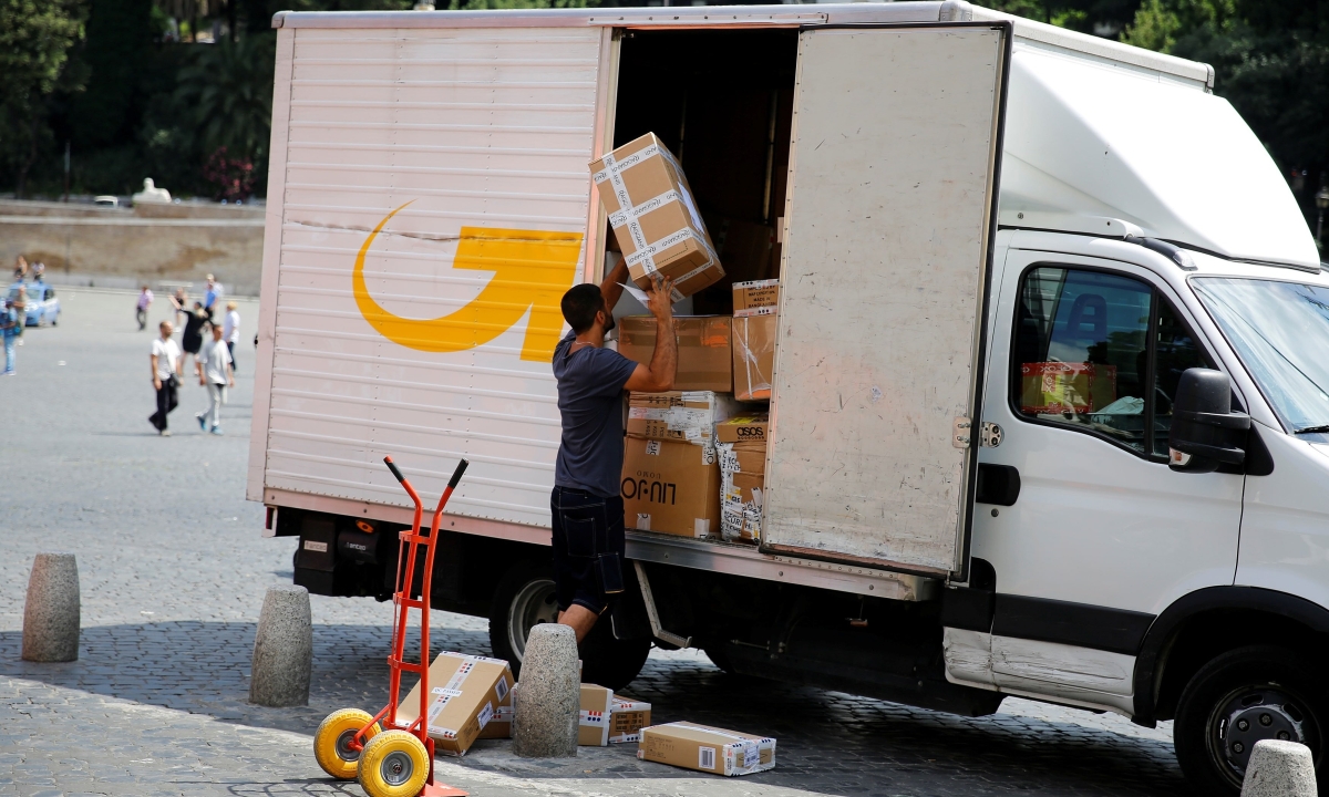 Châu Âu sắp áp phí hàng giá trị thấp từ Trung Quốc