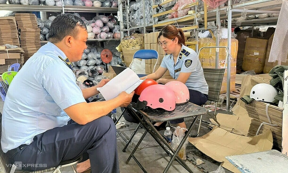 Phát hiện hơn 5 000 mũ bảo hiểm không rõ nguồn gốc