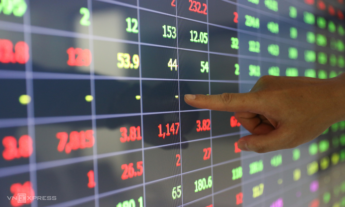 Chứng khoán chốt tuần trong sắc đỏ