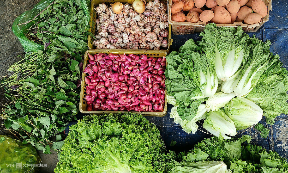 Giá rau củ leo thang sau bão Kalmaegi