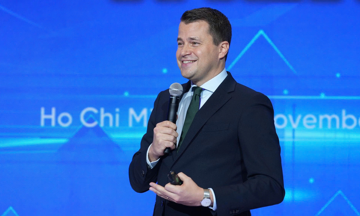 CEO WEF Người trẻ Việt cần chuẩn bị tương lai hợp tác người máy