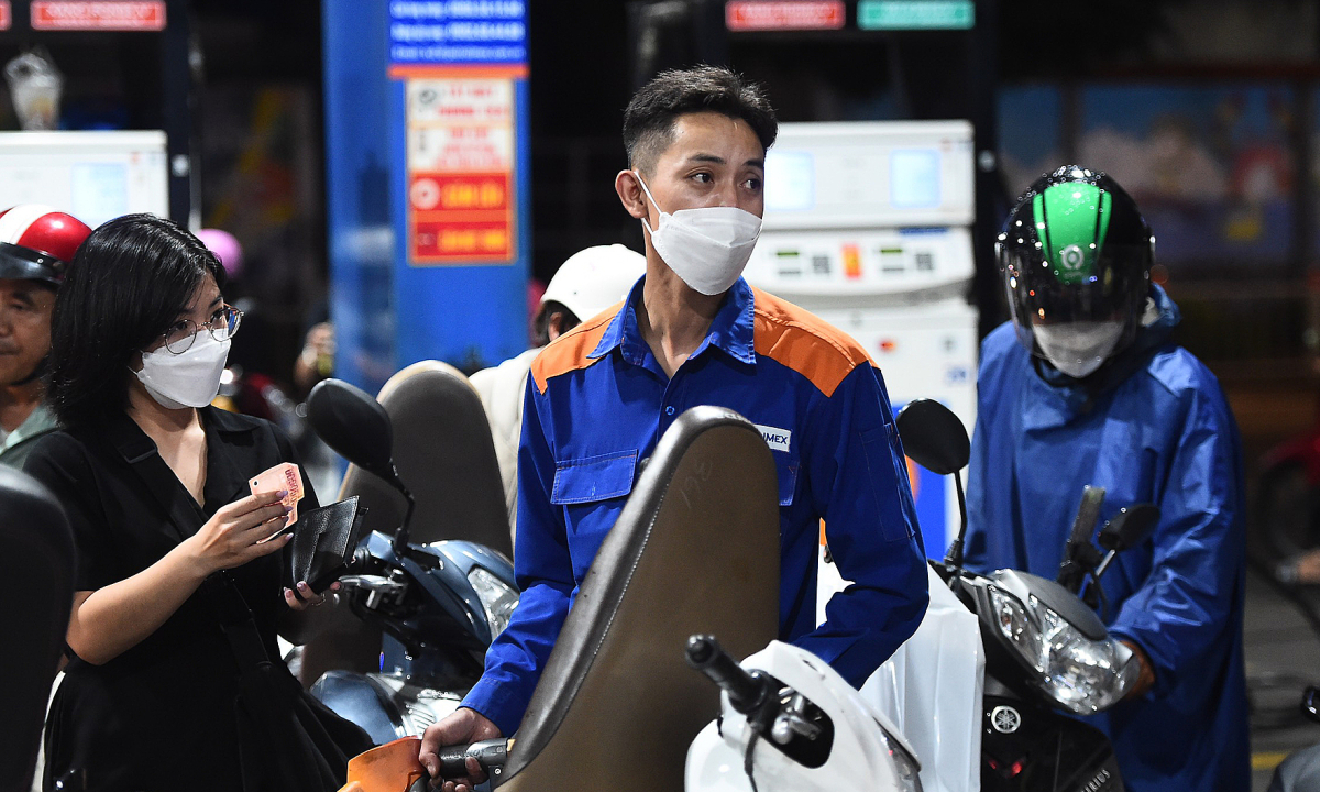 Giá xăng giảm dầu tăng