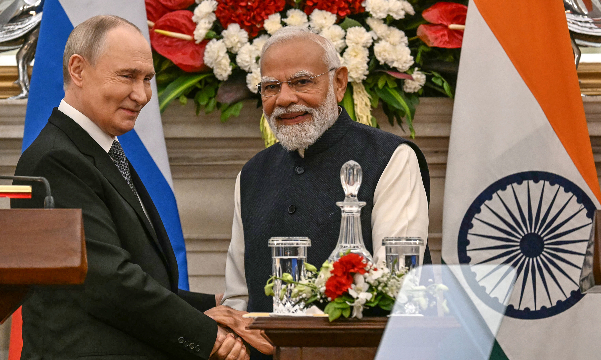 Ấn Độ đi trên dây với lựa chọn mua dầu Nga và Mỹ