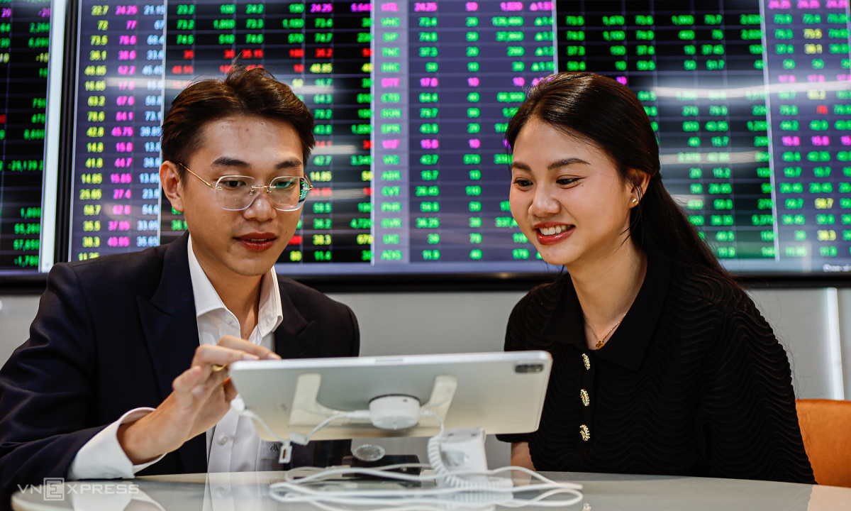 Cổ phiếu họ Vin kéo VN Index trở lại mốc 1 700 điểm