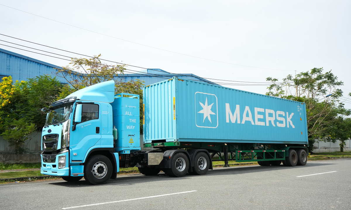 Maersk dùng xe tải điện vận chuyển container tại Việt Nam